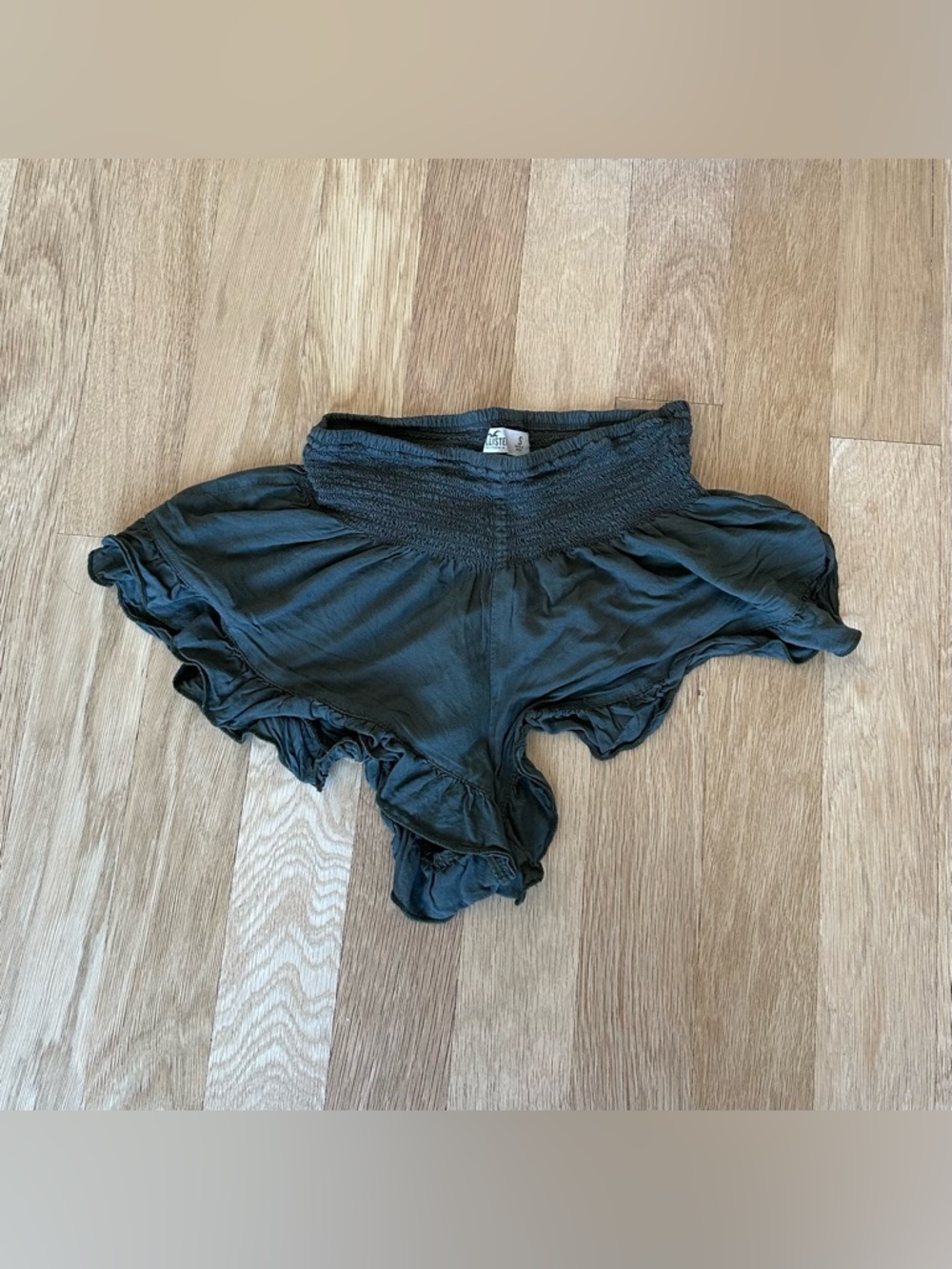 hollister green ruffle short short, size S